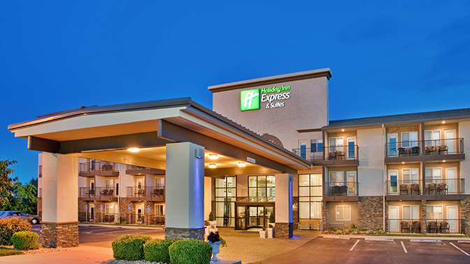 Holiday Inn Express & Suites 76 Central