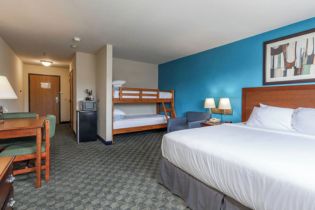 King w/ Bunk Bed (Sleeps 4)
